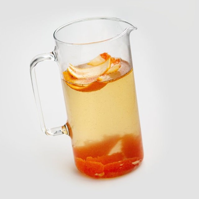 Agua funcional de naranja cara cara, té sencha y clavo