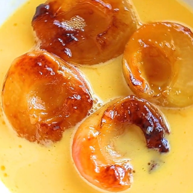Albaricoques caramelizados con sopa de naranja Valencia Late y chocolate blanco