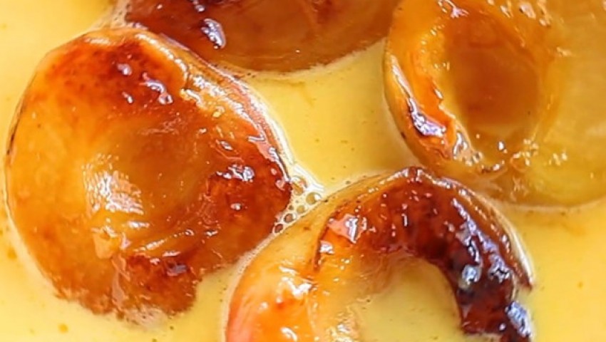 Albaricoques caramelizados con sopa de naranja Valencia Late y chocolate blanco