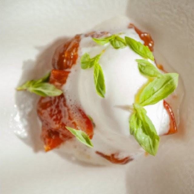Compota de Kumquats con helado de yogur y albahaca