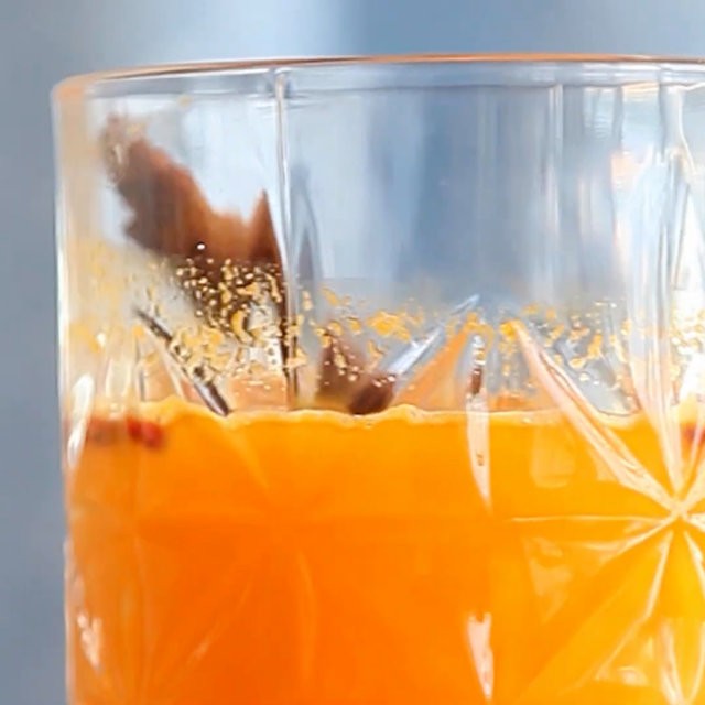 Infusión de zumo de naranja València Late con canela y anís estrellado