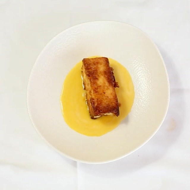 Torrija con sopa de chocolate blanco y naranja